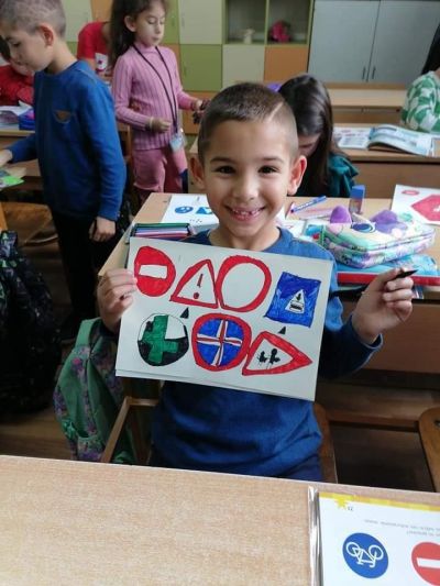 "Знам и спазвам правилата за движение!"  6