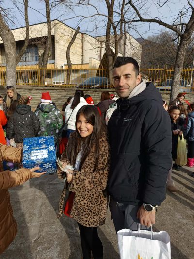 Коледен благотворителен базар в  НУ "Неделя Петкова" 12