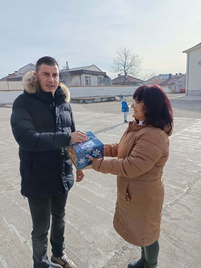 Коледен благотворителен базар в  НУ "Неделя Петкова" 13
